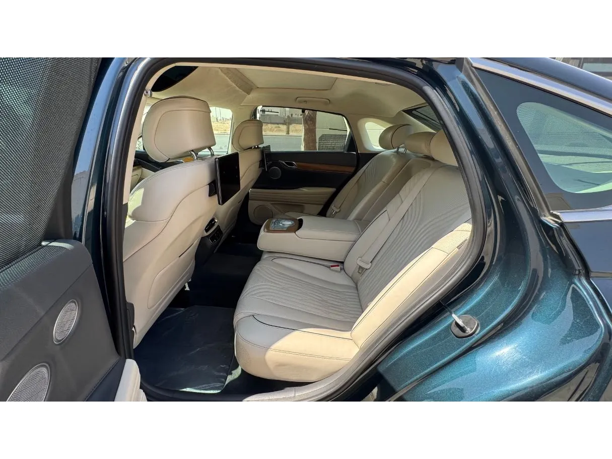 Car image 12