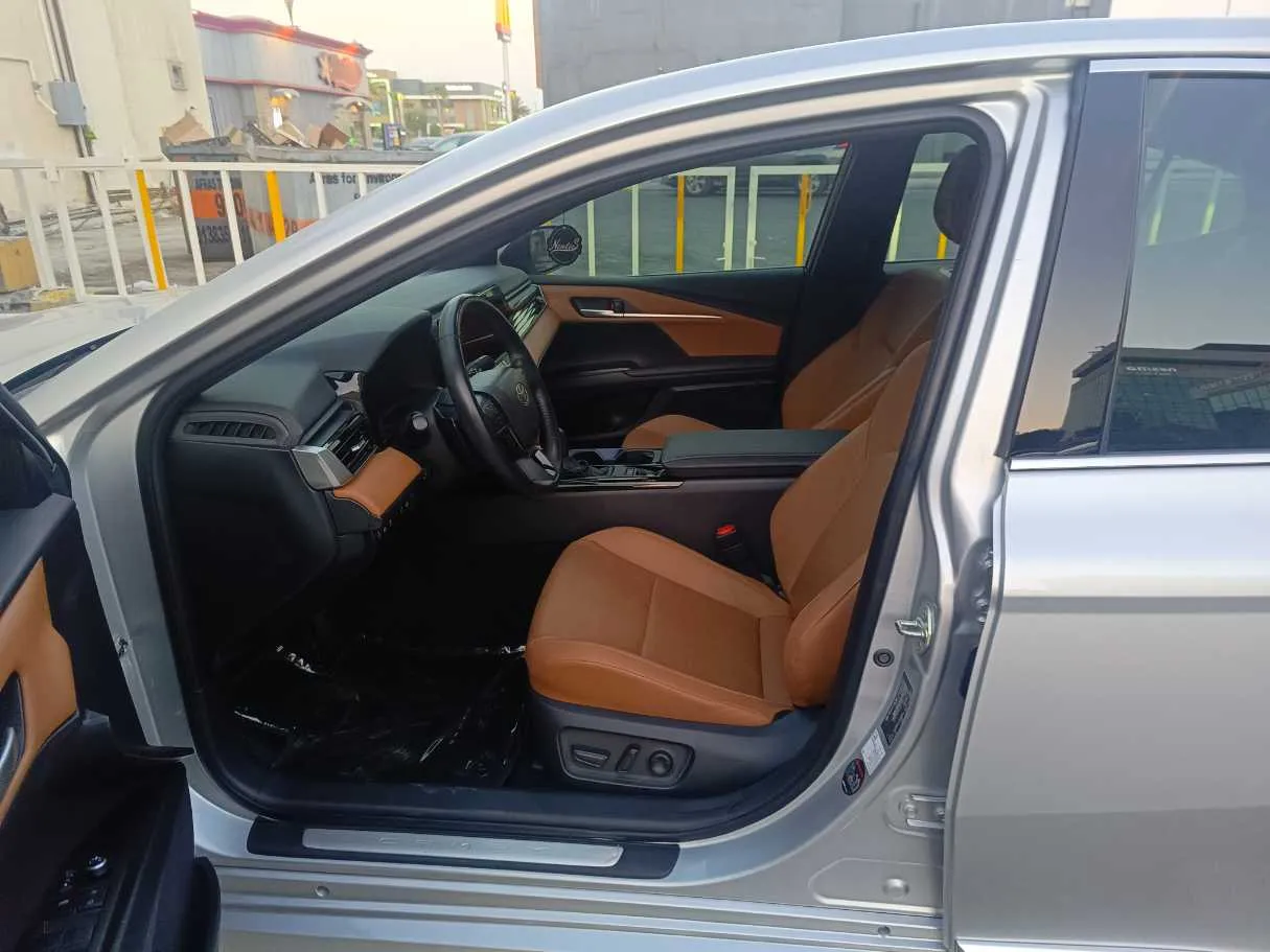 Car image 14