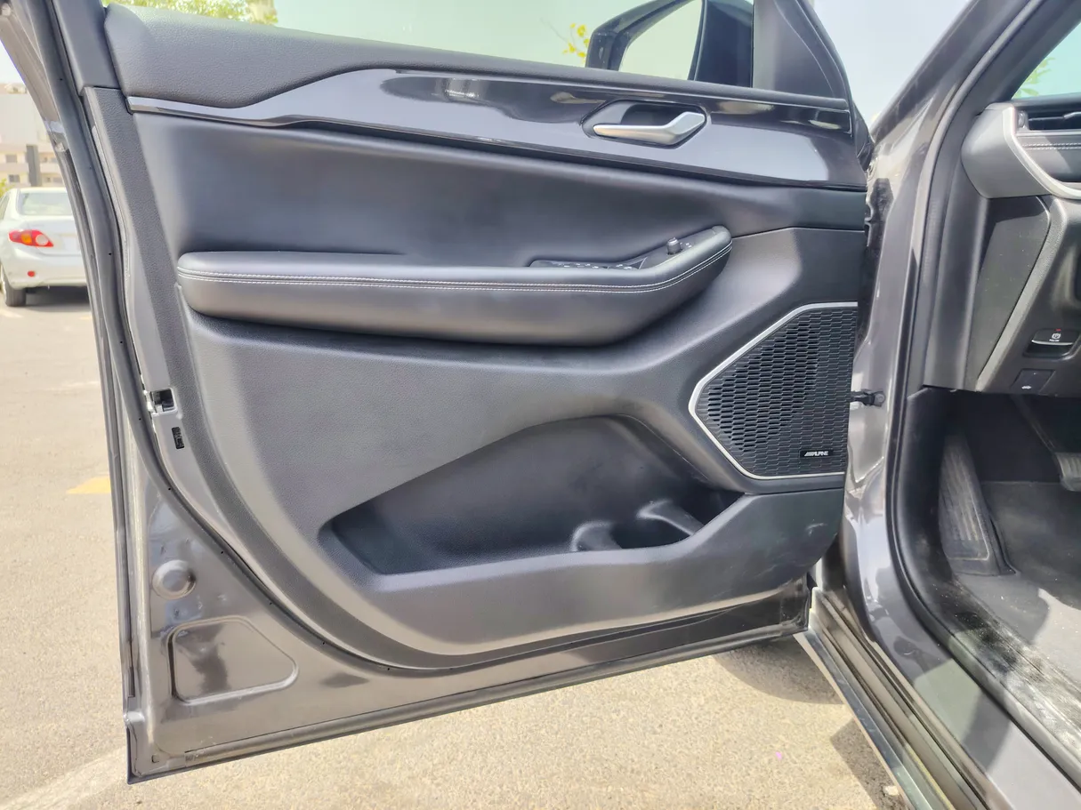 Car image 10