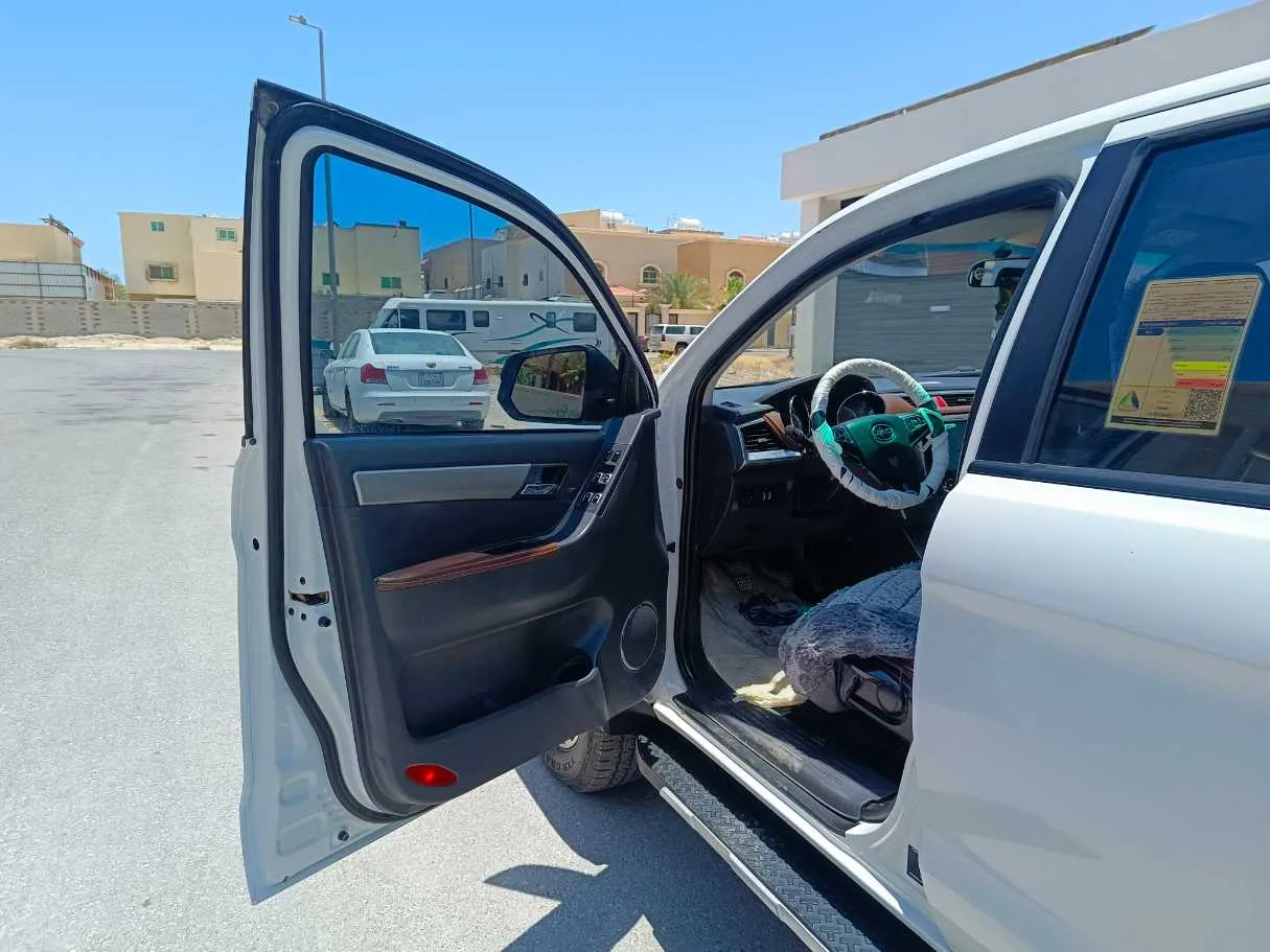 Car image 12