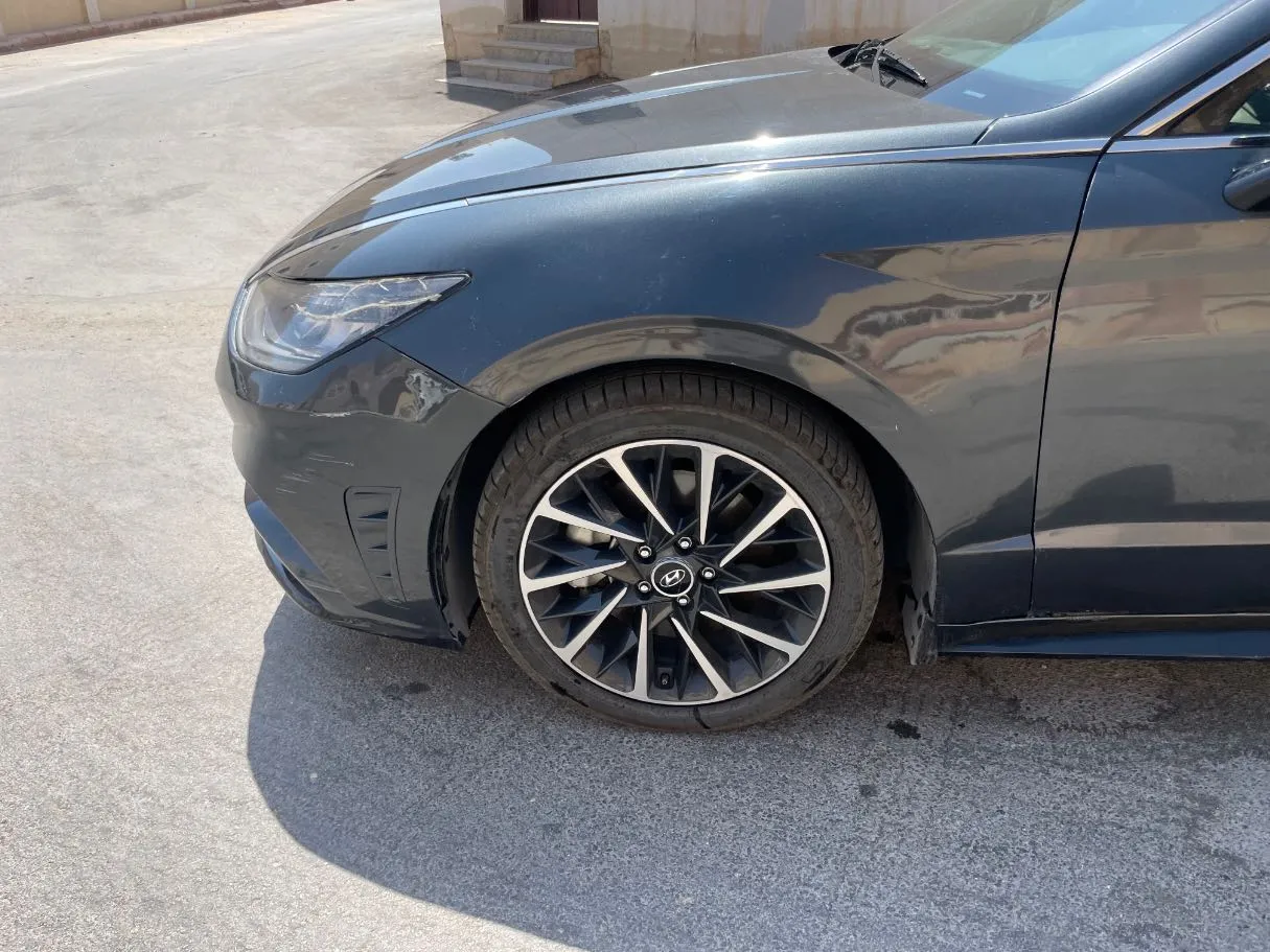 Car image 9