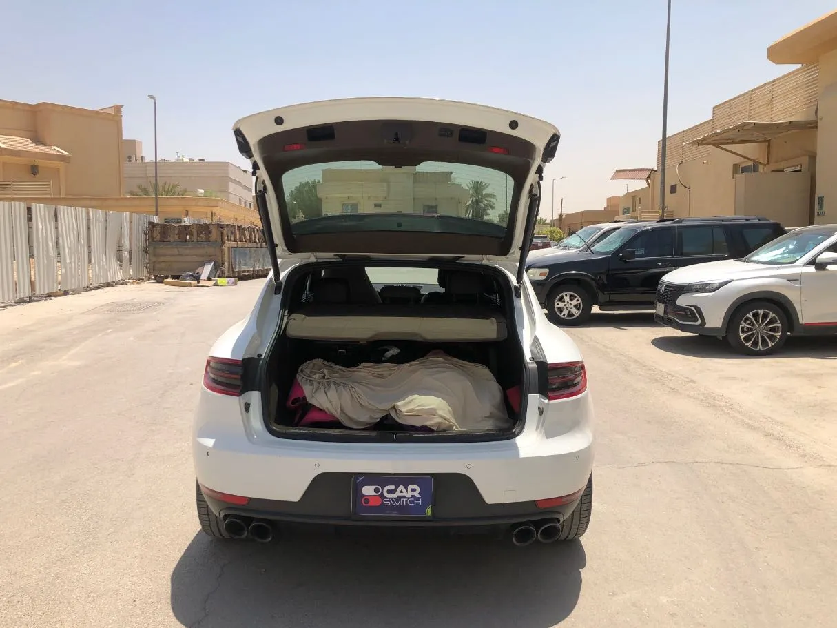 Car image 19