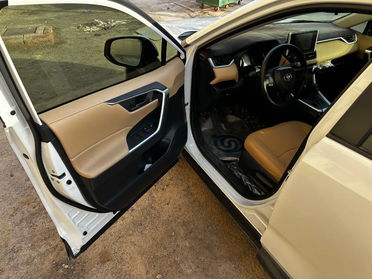 Car image 10
