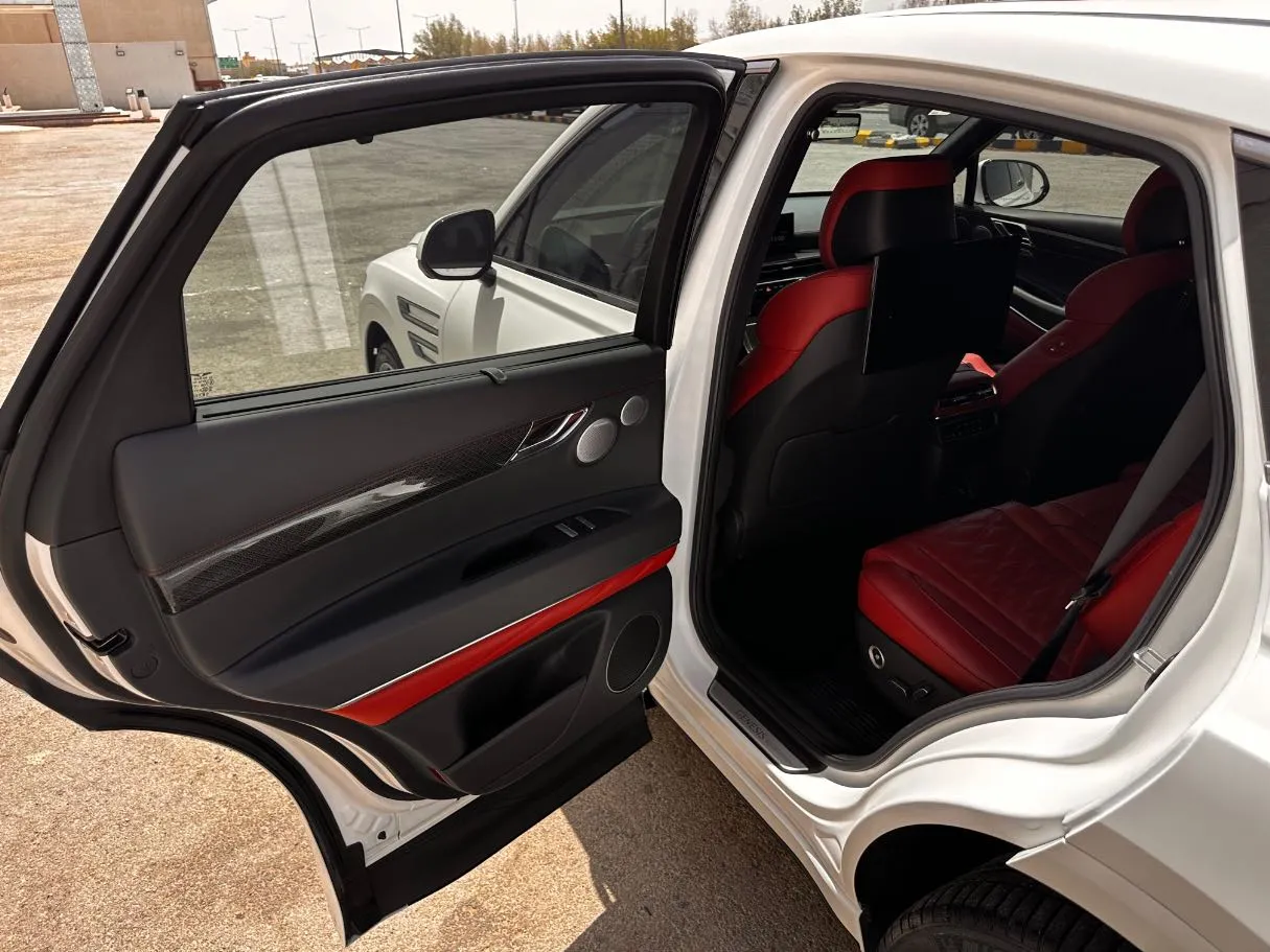 Car image 13