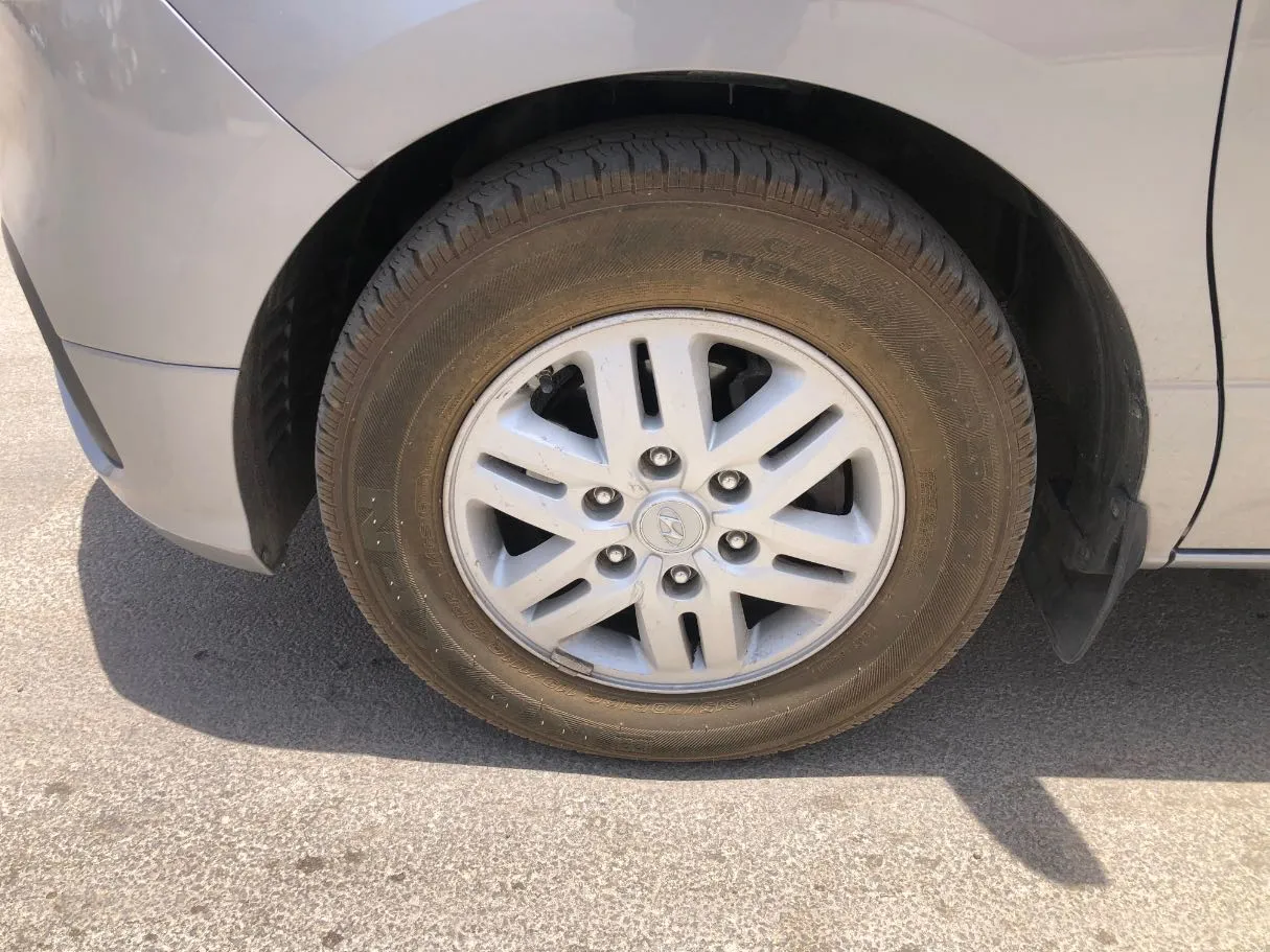 Car image 10