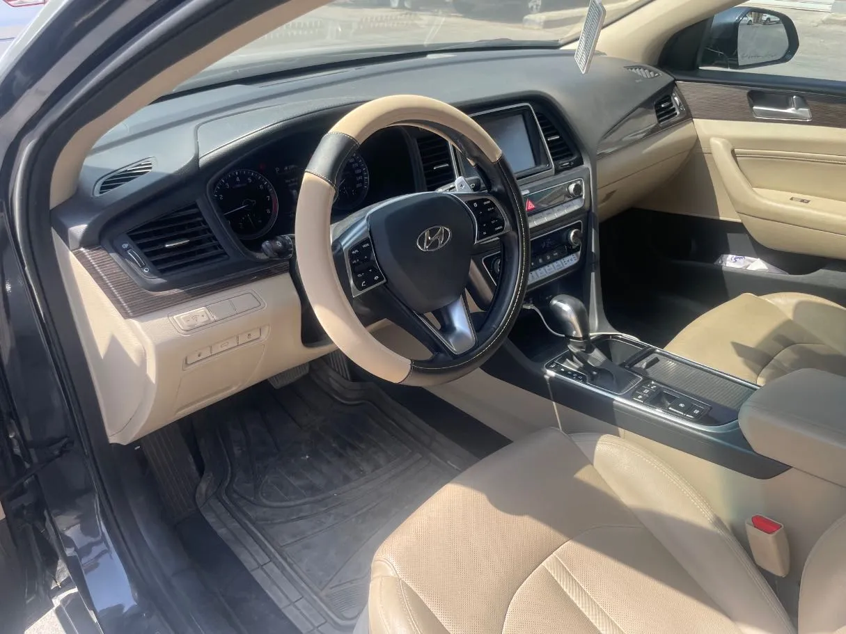 Car image 11