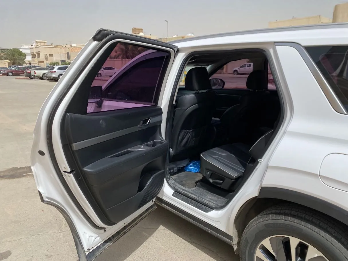 Car image 12