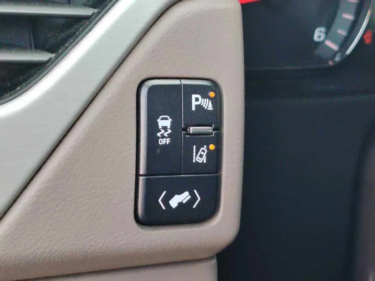 Car image 30