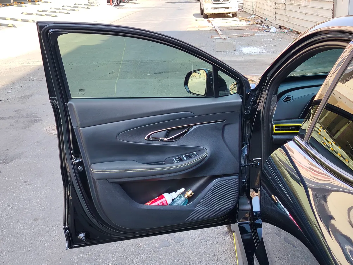 Car image 11