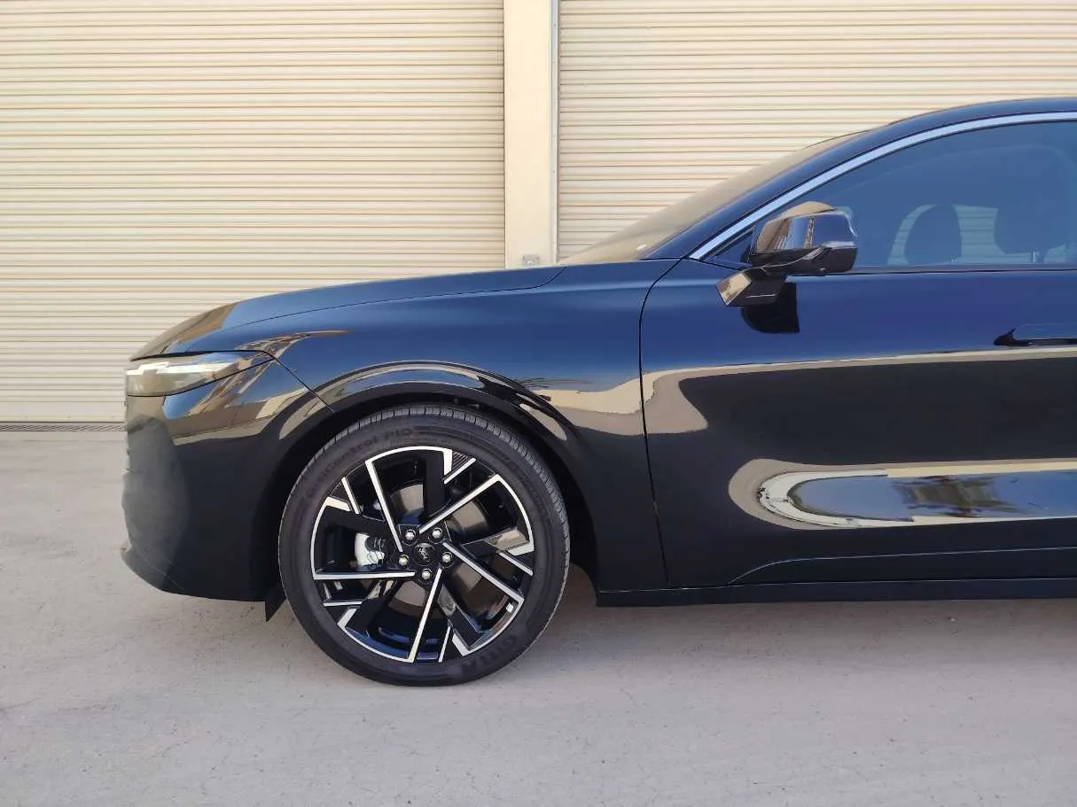 Car image 9