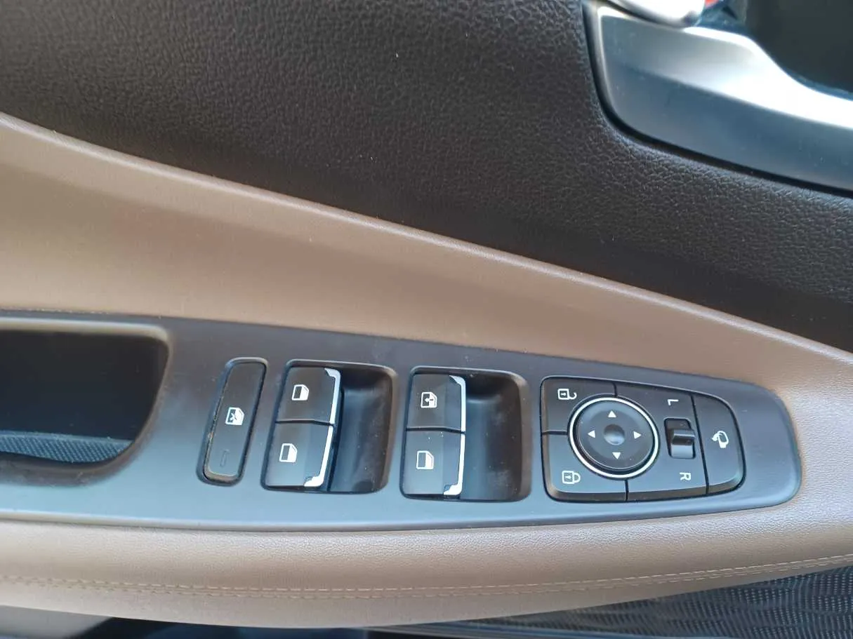 Car image 24