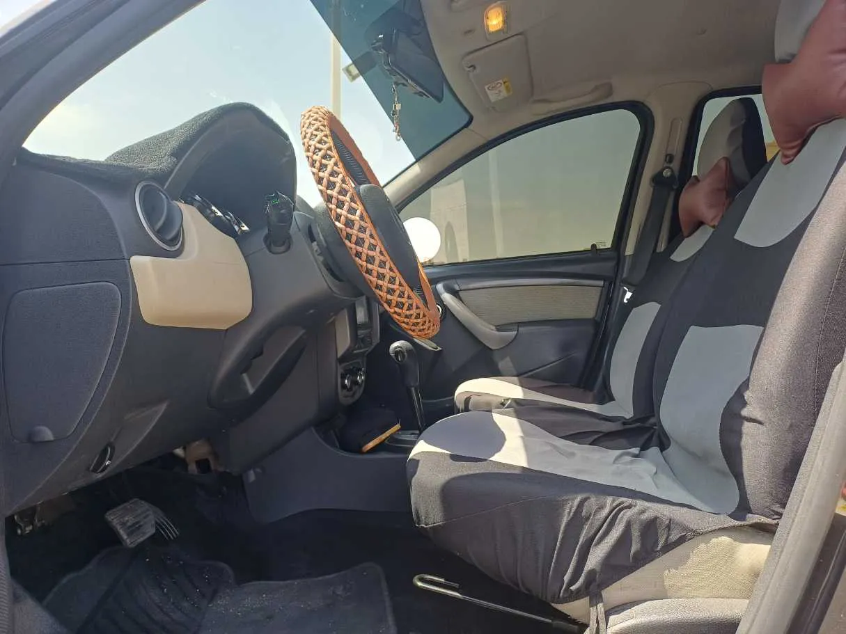 Car image 14