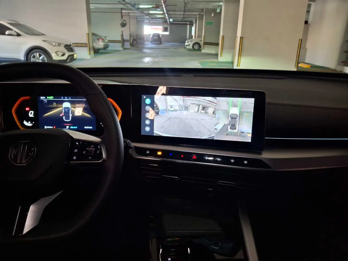 Car image 16