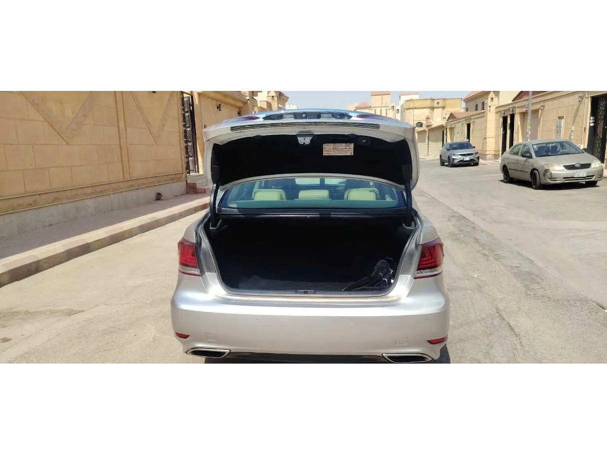 Car image 24