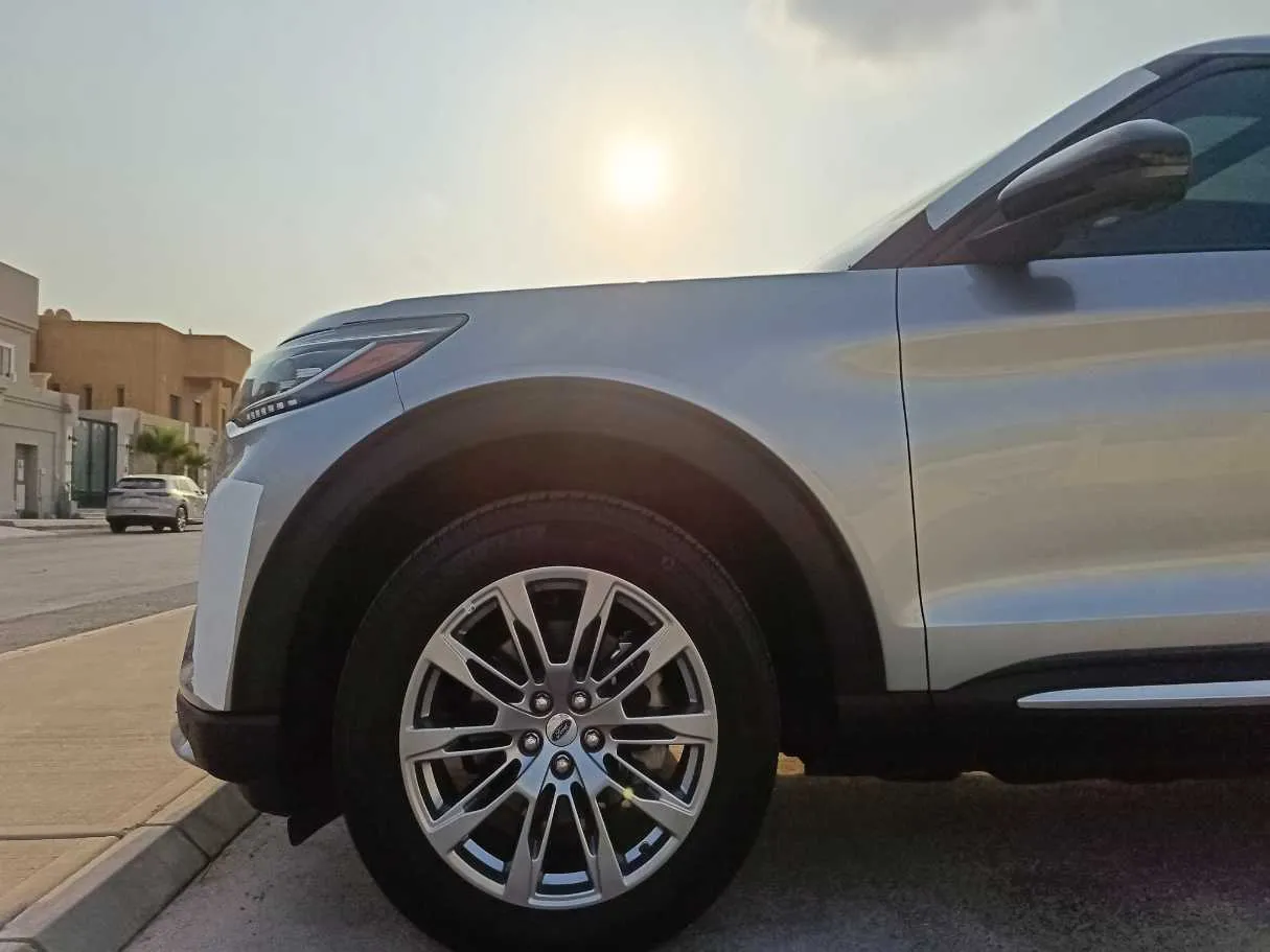 Car image 9