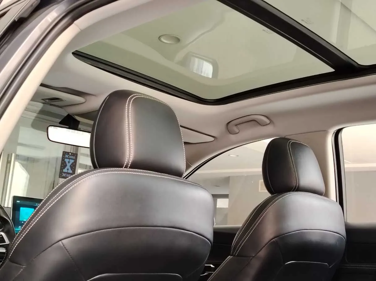 Car image 15
