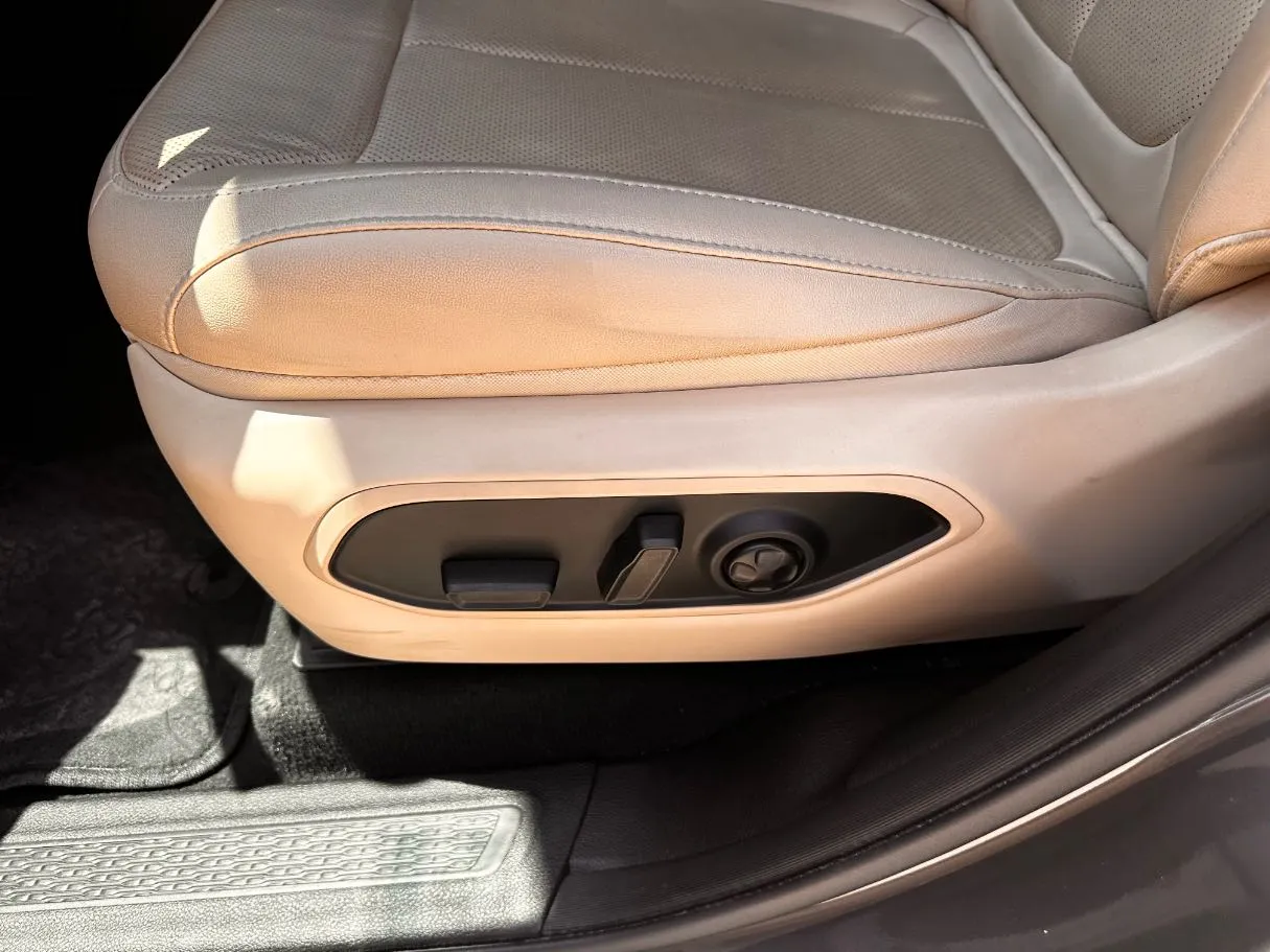 Car image 30
