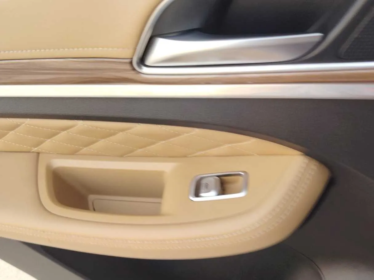 Car image 30