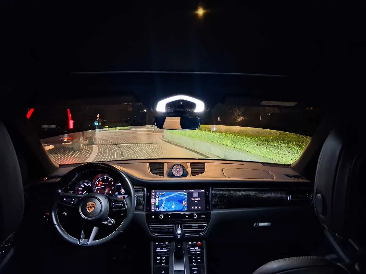 Car image 14