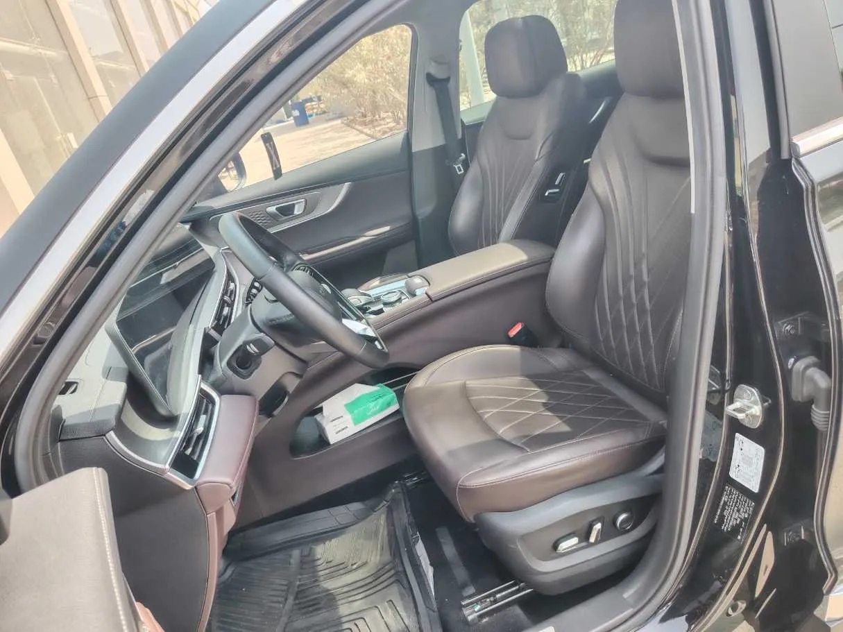 Car image 12