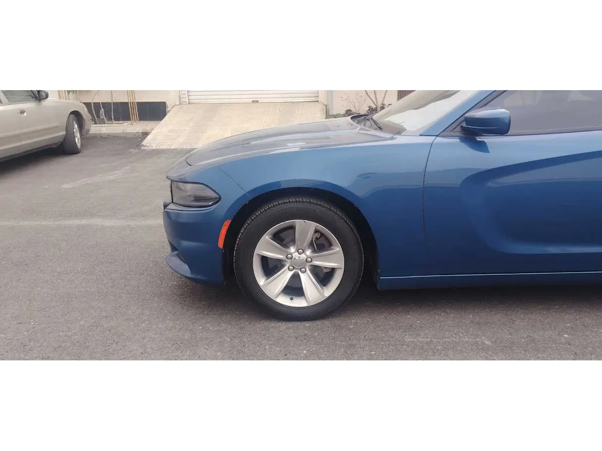 Car image 9