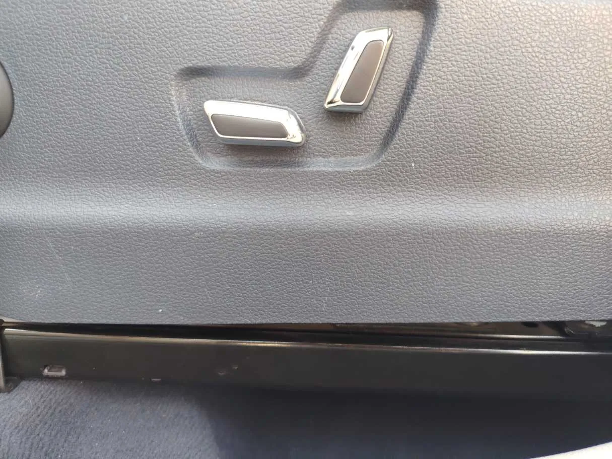 Car image 27
