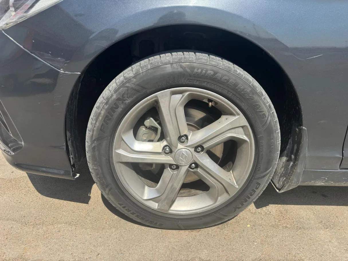 Car image 9