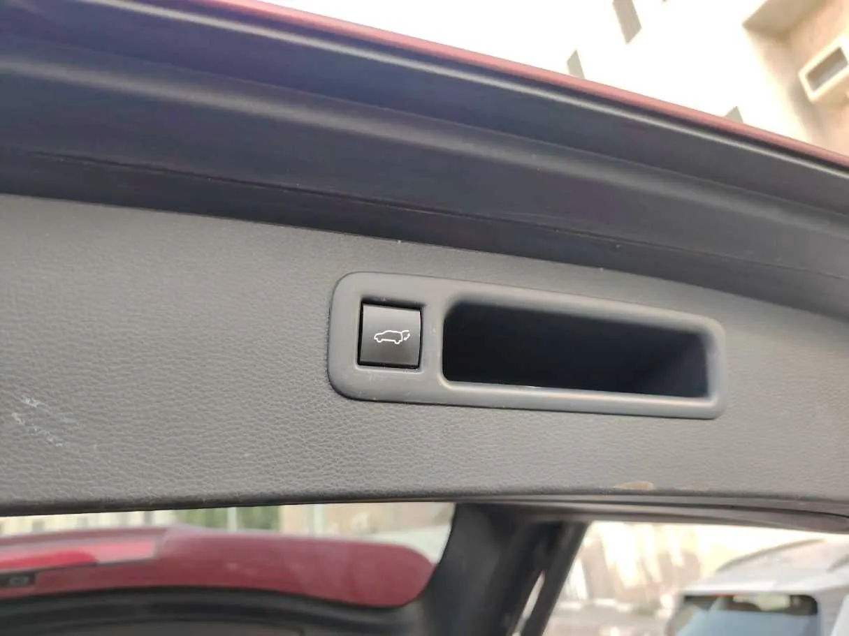 Car image 32