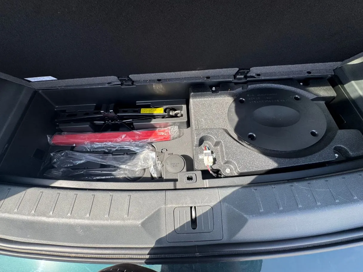 Car image 25