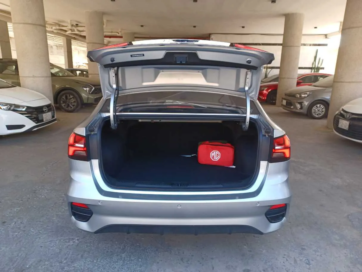 Car image 19