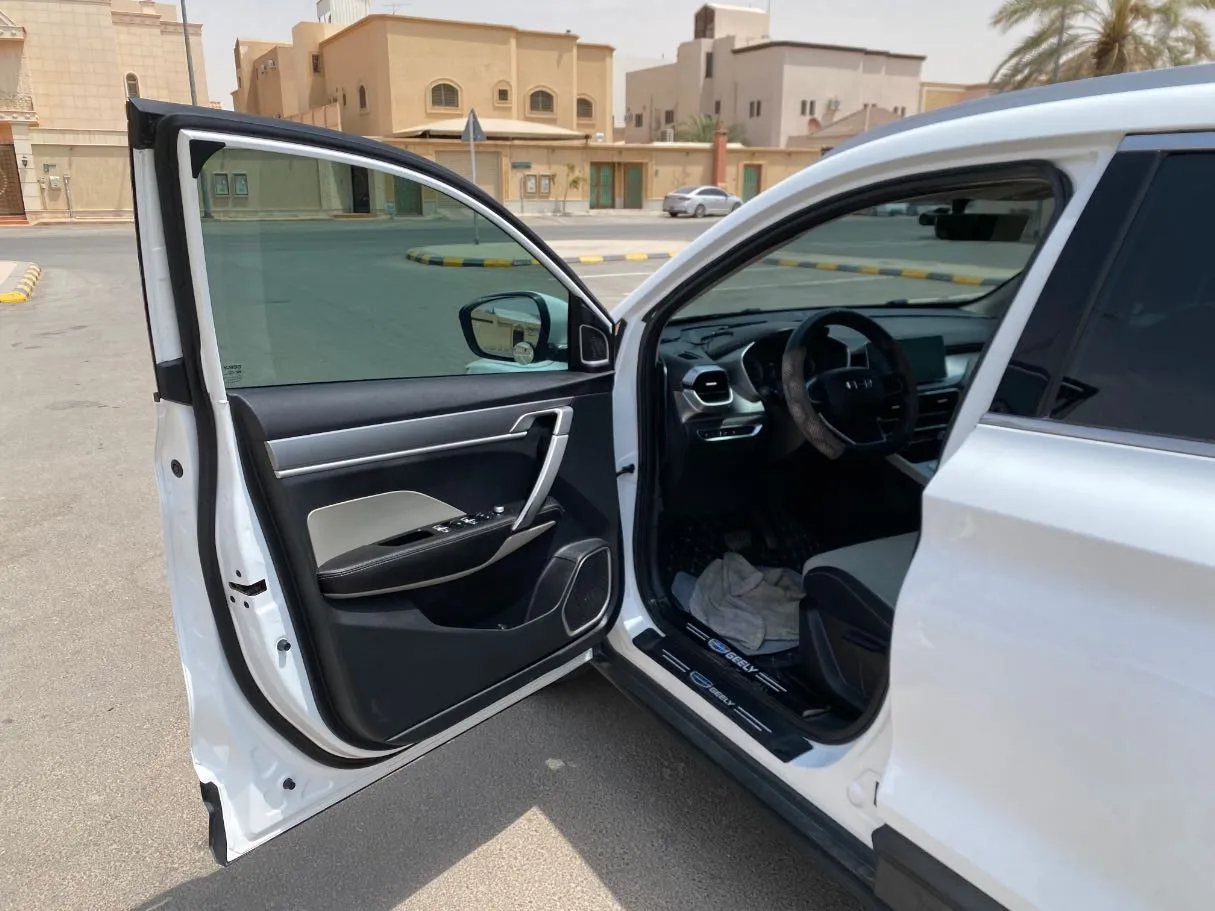 Car image 10