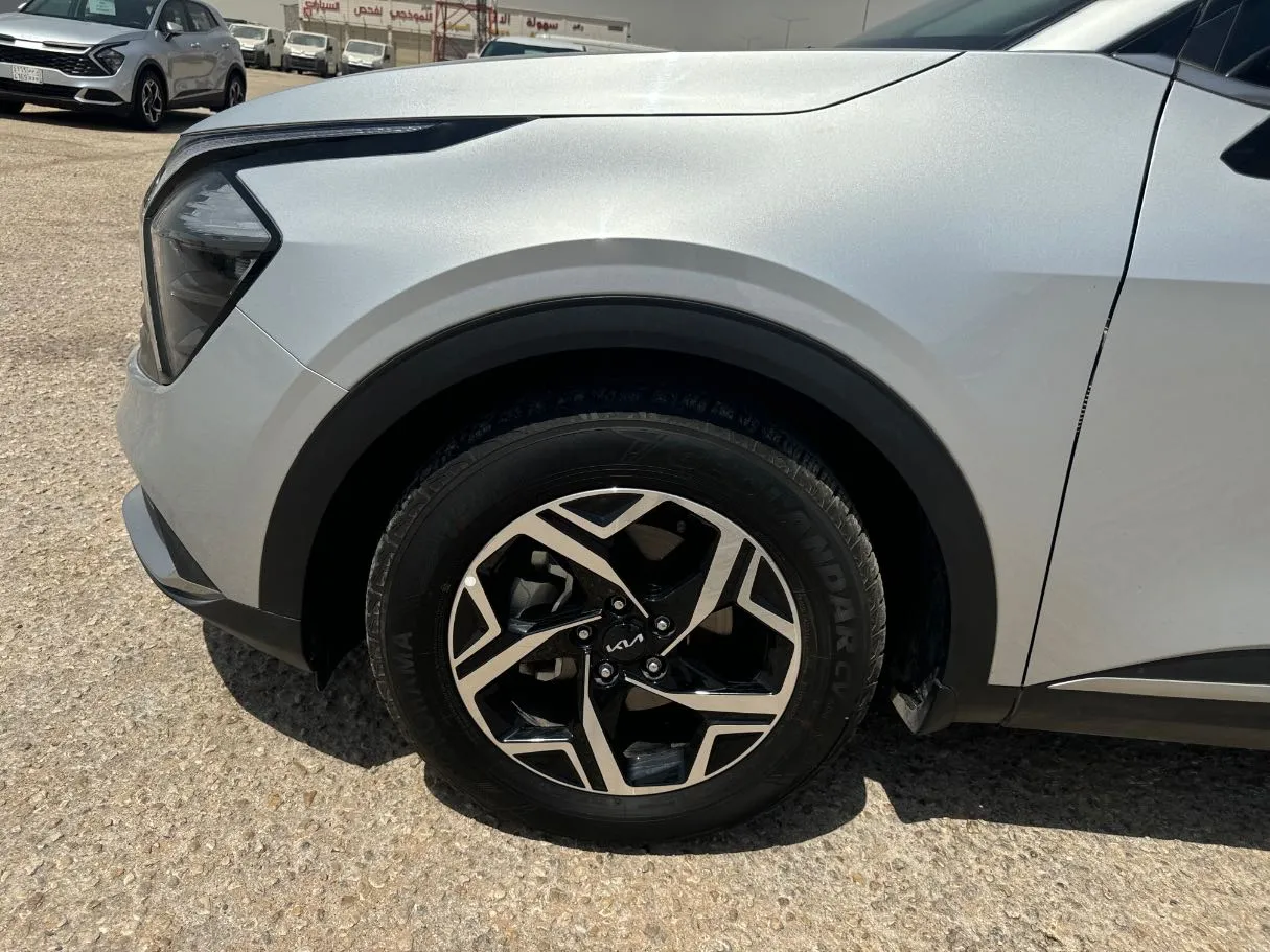 Car image 8