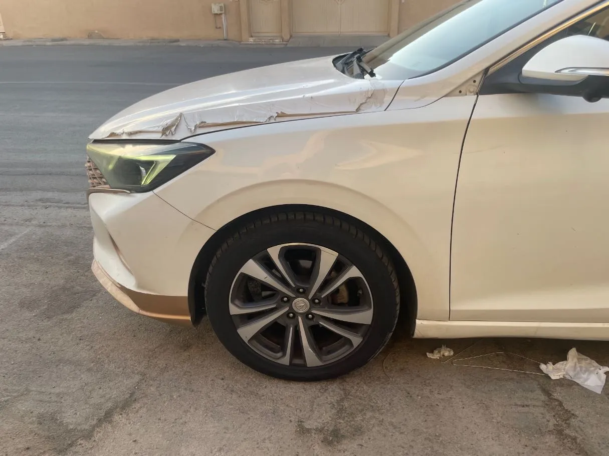 Car image 9