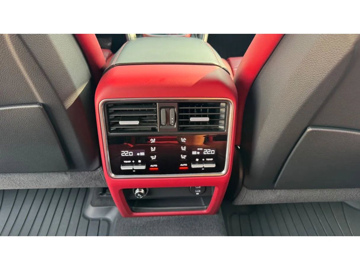 Car image 26