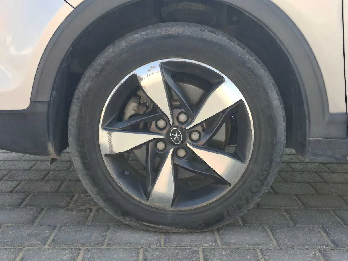 Car image 9