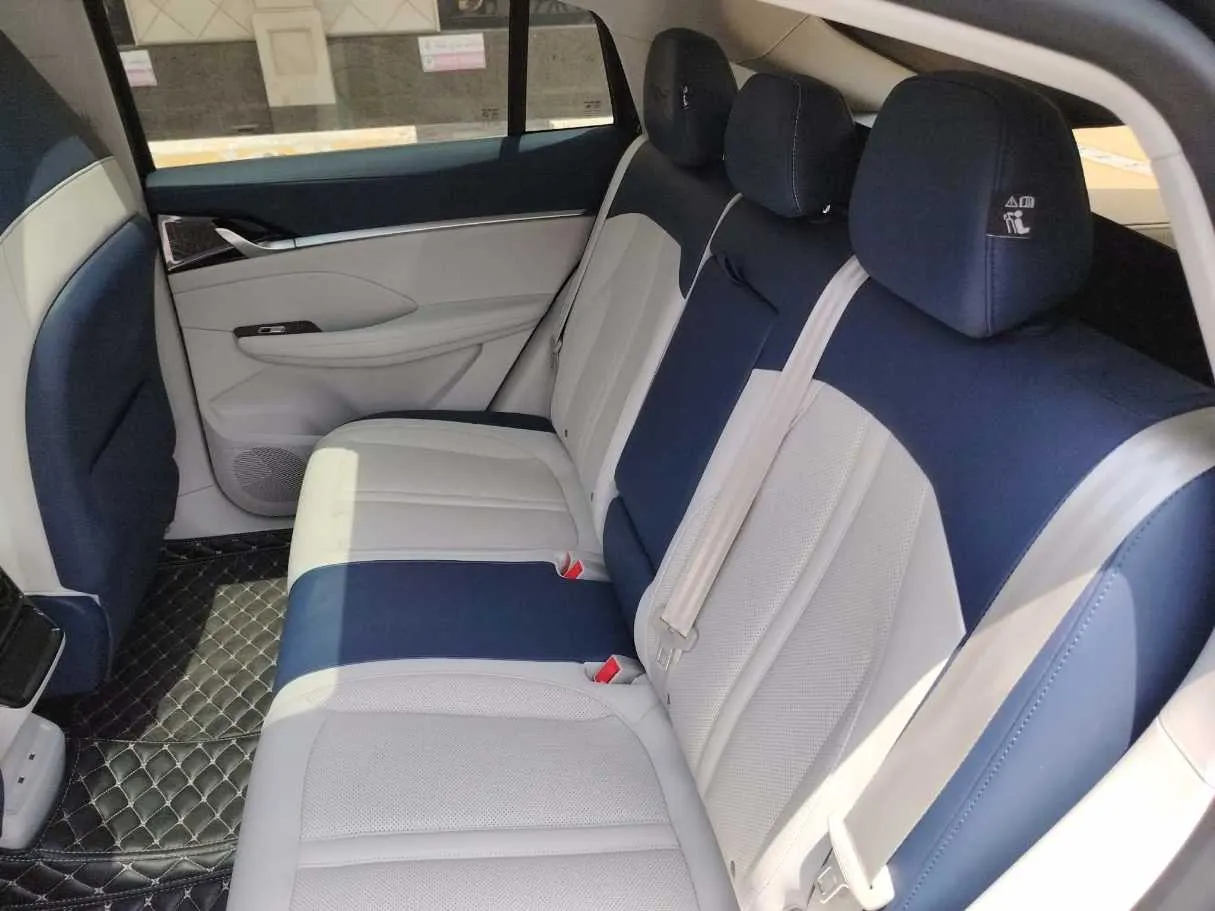 Car image 16
