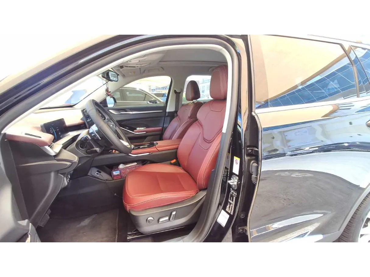 Car image 12