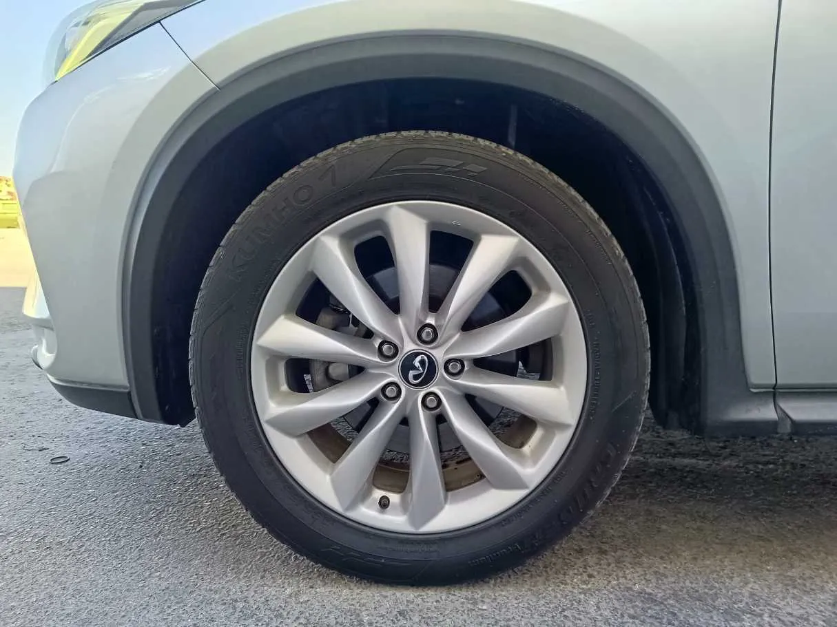 Car image 10