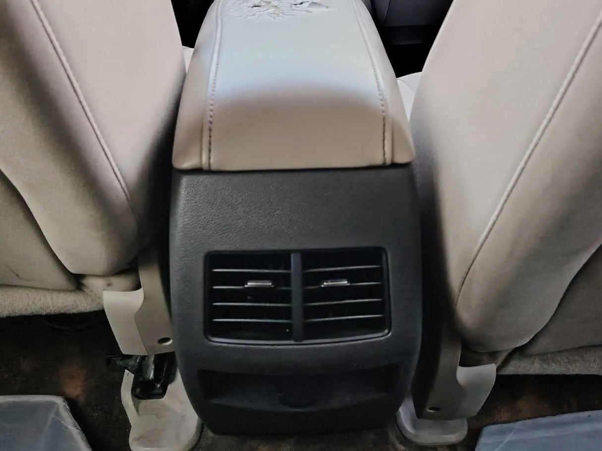 Car image 27