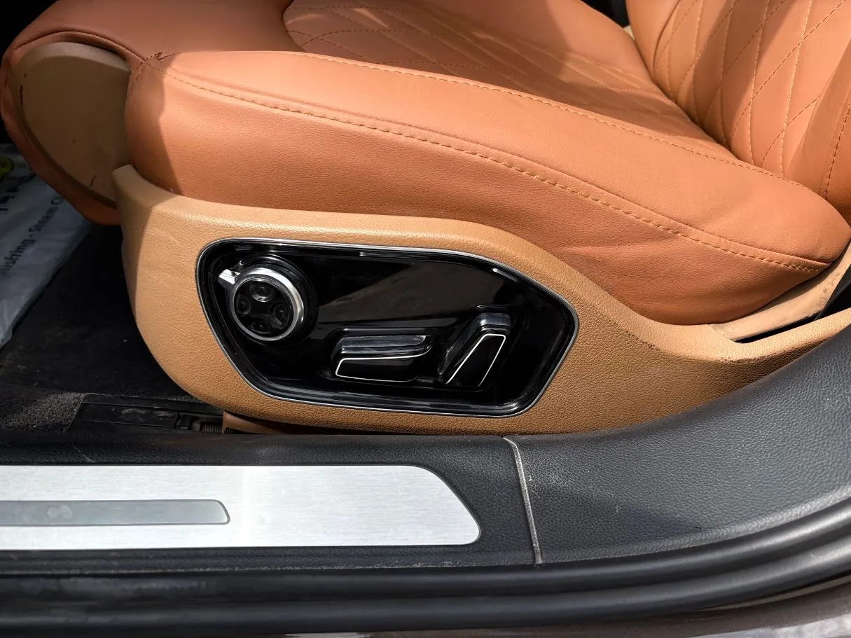 Car image 28