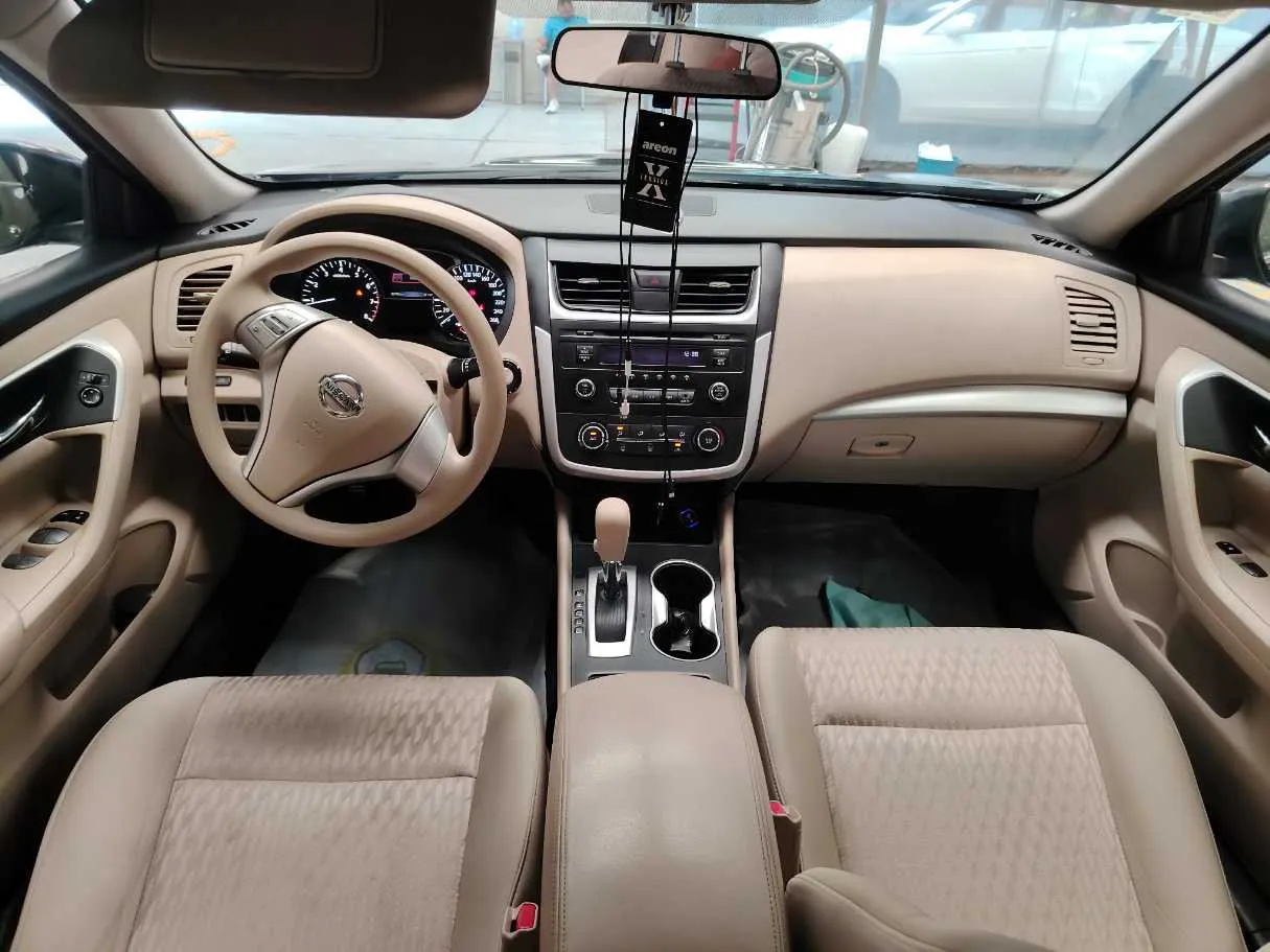 Car image 19