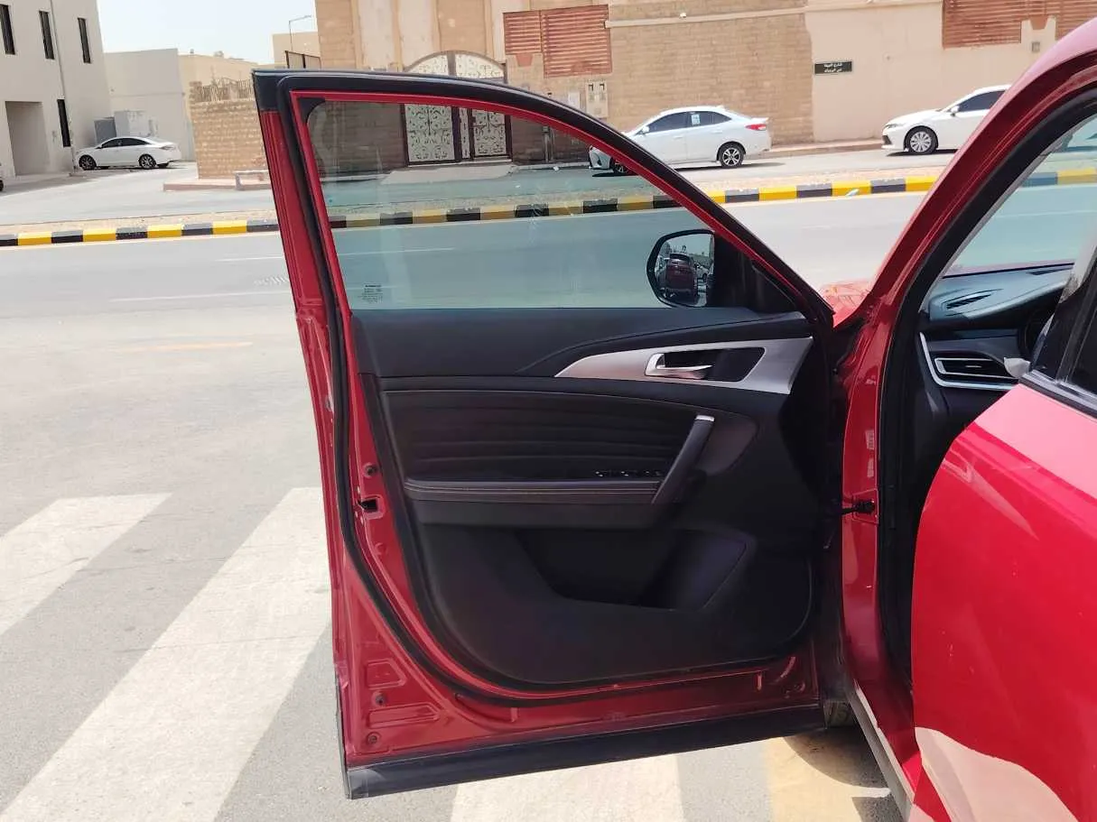 Car image 12