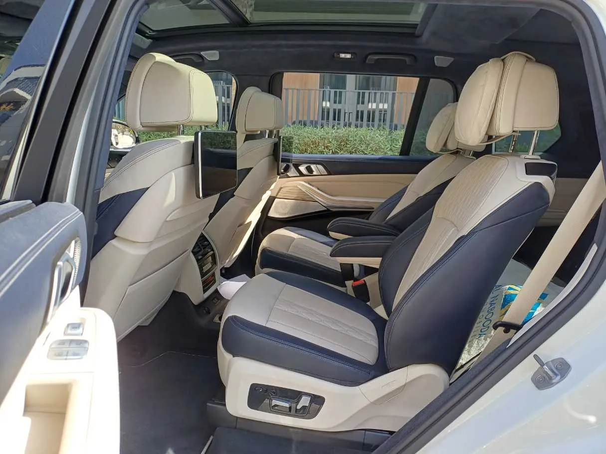 Car image 13