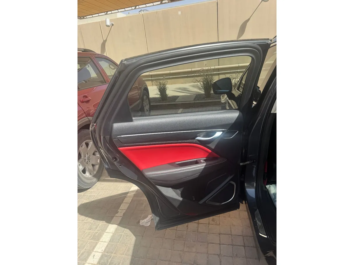 Car image 12