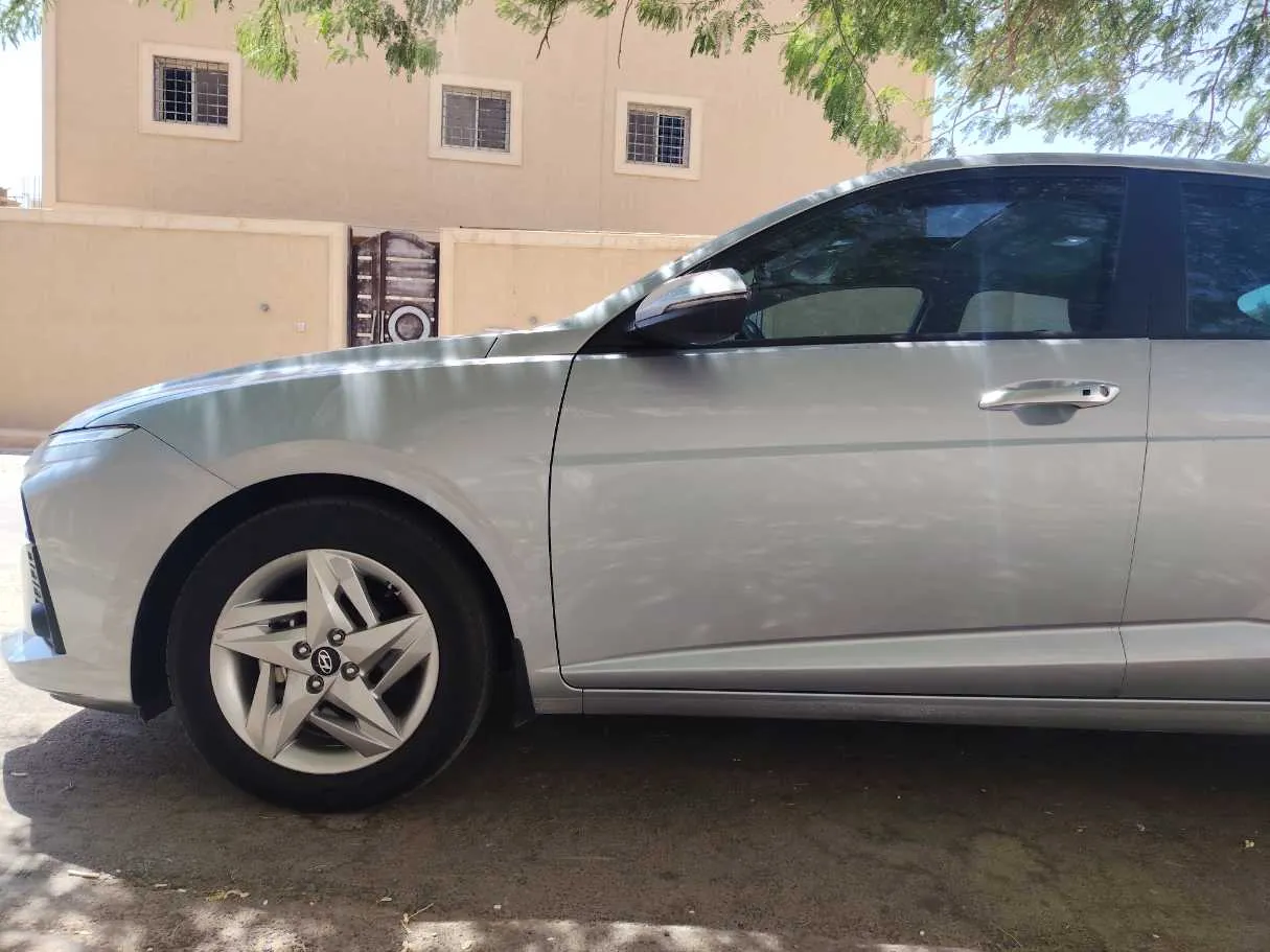 Car image 9
