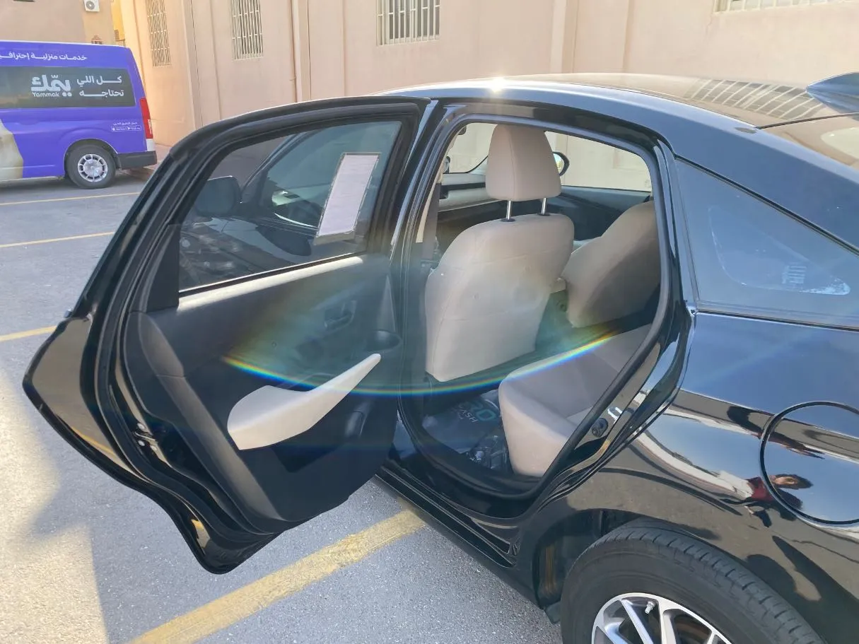 Car image 12