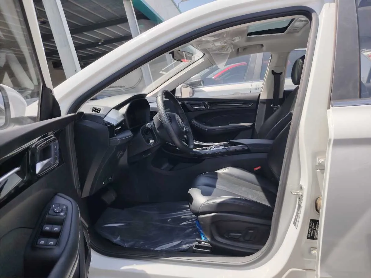 Car image 13