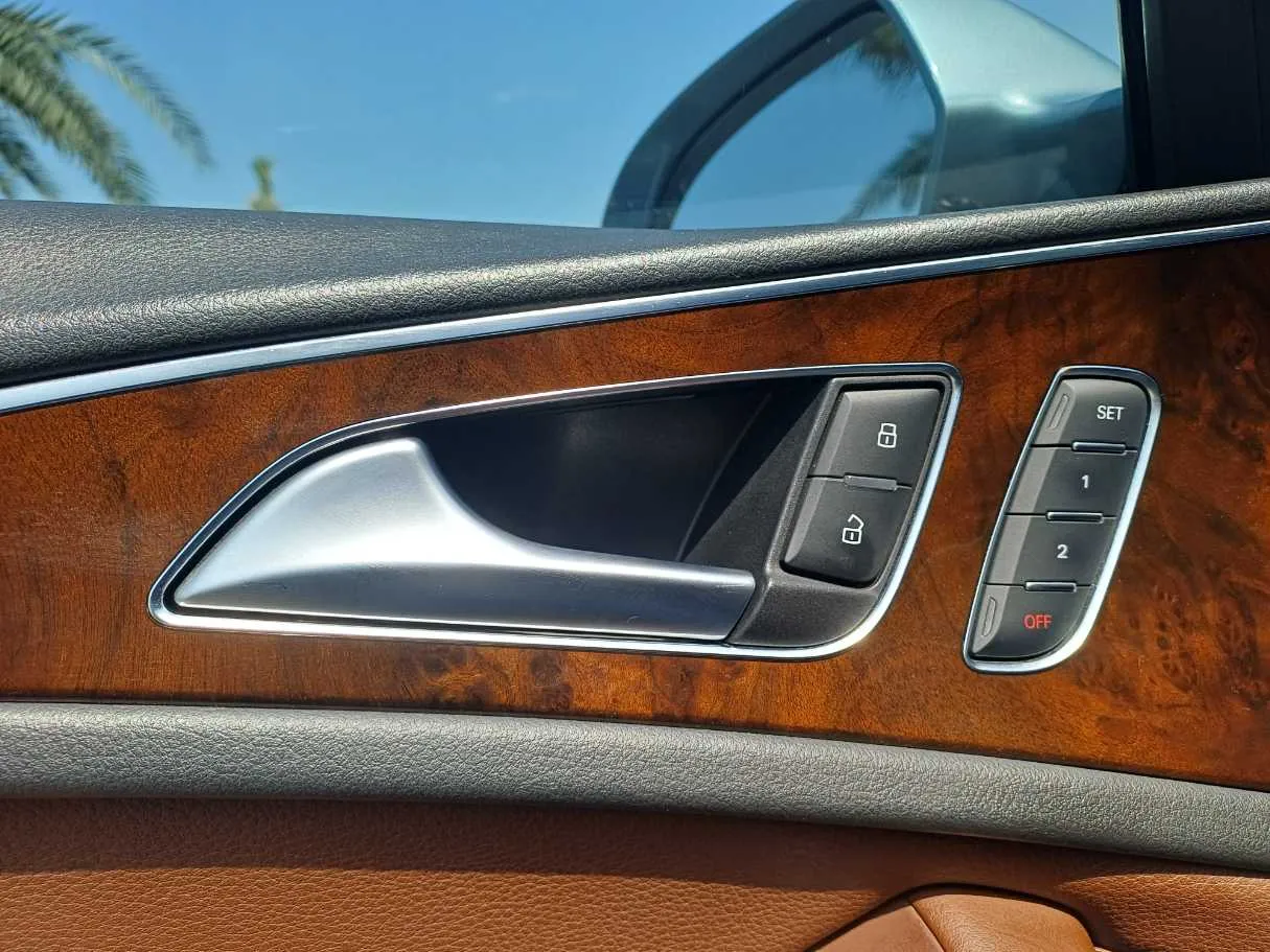Car image 25
