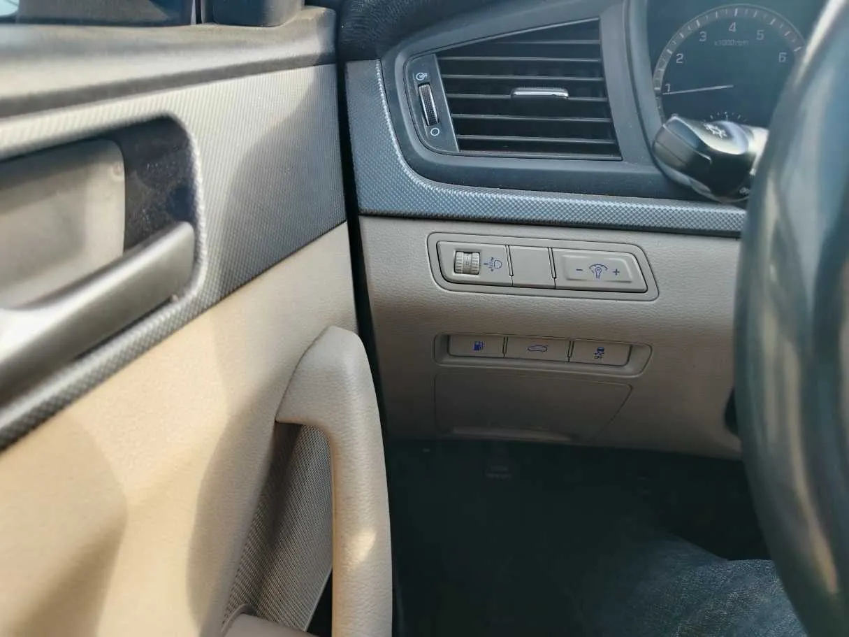 Car image 26