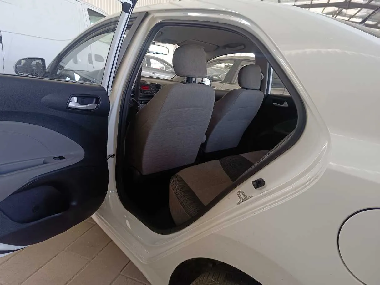 Car image 19